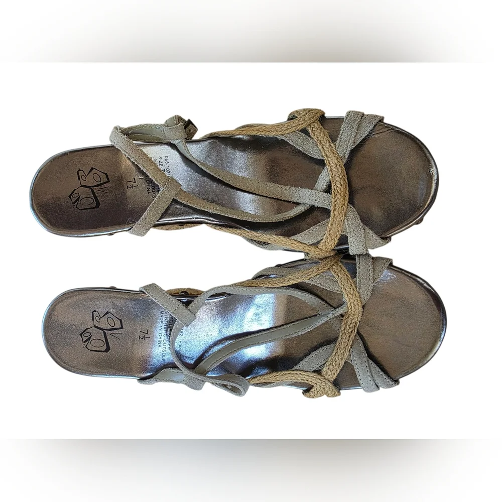 ♥️Strappy Neutral Tone Wedge Sandals Size 7.5